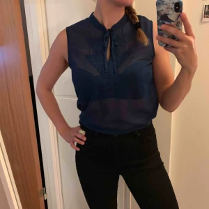  - GARDEROBRENSNING! Snyggt blått linne från Vero Moda. Kolla min profil för flera plagg, samfraktar gärna! :)