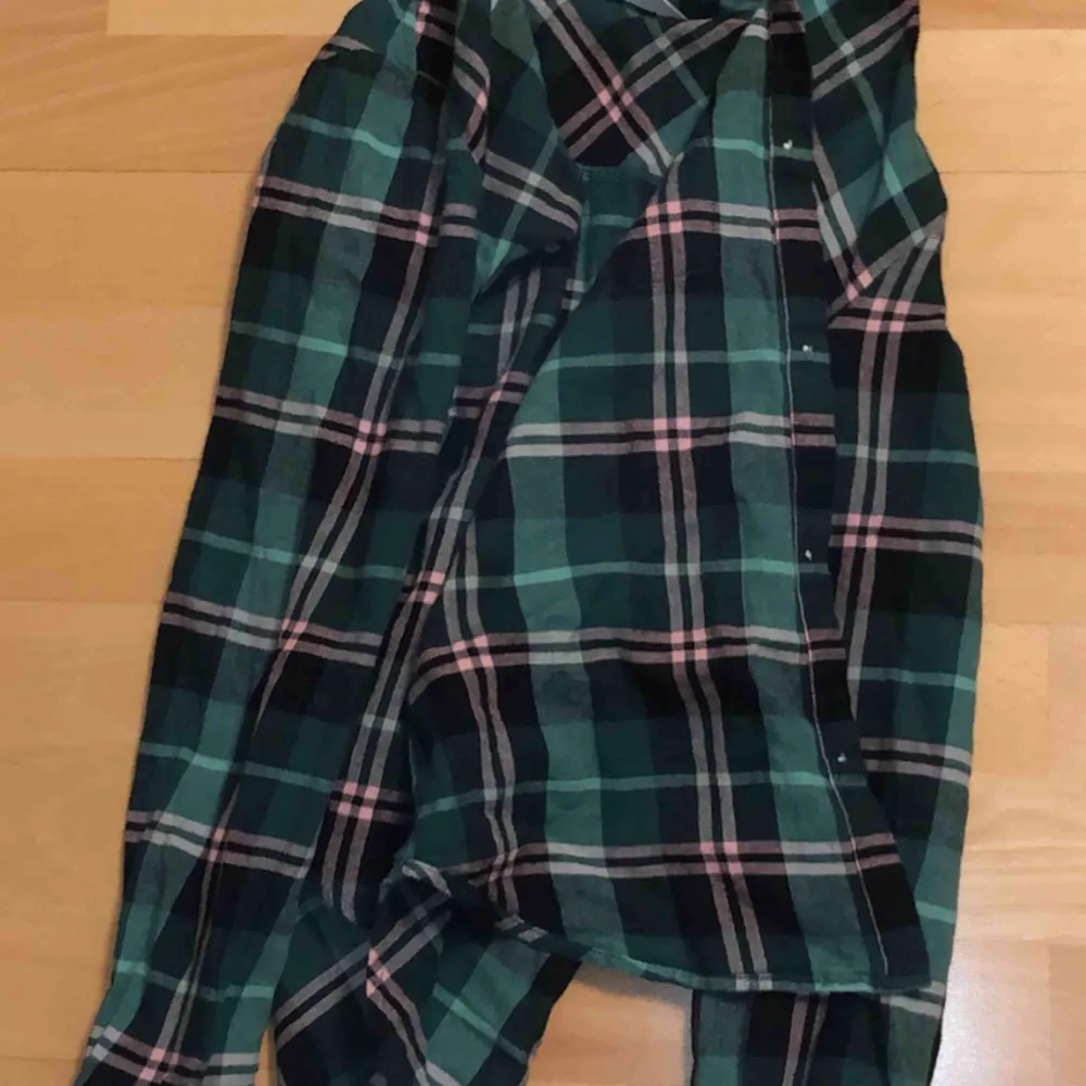 Grön, rosa och svart skjorta ifrån h&m. Denna är inte använd många gånger och sälj på grund av garderobsrensning.. Skjortor.
