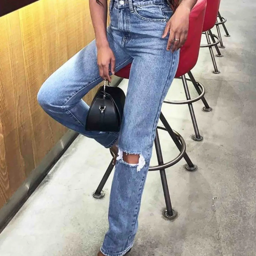 Säljer dessa populära jeans , helt nya oanvänd  har de i 36 💜💜  . Jeans & Byxor.