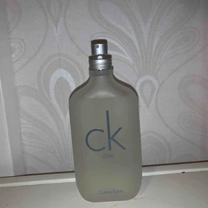  - Calvin Klein ONE parfym. Ändats använd två gånger. Nypris ca 800kr, mitt pris 500kr prutat och klart. Köparen står för eventuellt frakt 