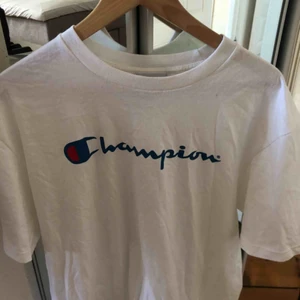  - Helt oanvänd vit champion t-shirt som är köpt för ett halvår sedan, säljer de den inte riktigt är min stil💕