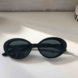  - Svarta moderna ”cat eye”- solglasögon från Lindex. Bra skick trots använda. Betalning via swish, kan mötas upp i Trelleborg, Malmö eller Lund alternativt fraktas vilket köparen står för. 