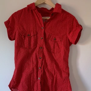 Gullig vintage topp - Prickig "vintage-ig" skjorta, ganska trång i storleken 