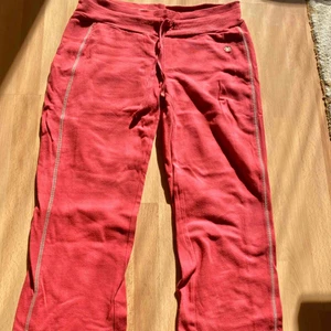  - ETT PAR SUPER SKÖNA MJUKISBYXOR FRÅN JACOB CONNEXION! 🥰 Korta byxor 👖 Använt ett fåtal gånger, i väldigt gott skick! Går att mötas upp i Stockholm eller frakta (köparen betalar för frakt) 😇 betalning via swish ✅