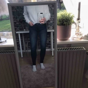  - Mörkblå jeans från monki. Sparsamt använda. 