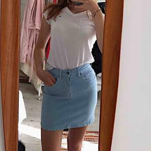 Ljusblå jättefin jeans kjol i storlek S från Dr Denim:) Tyvärr för liten för mig och därför bara använd ett fåtal gånger.  Säljer för 120kr:)  Kan mötas upp i Stockholm annars står köpare för frakt☺️