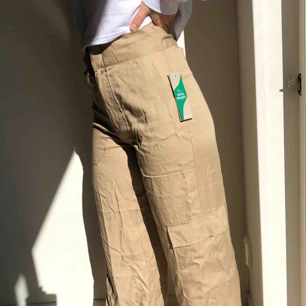 Cargo pants, helt nya med prislapp kvar, nypris är 399 kr💗. Jeans & Byxor.