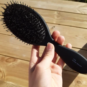 The Shine Brush - En superbra hårborste som ger volym, reder ut men framför allt får håret att glänsa och se nyduschat ut💁‍♀️💁‍♀️ säljer för att jag har två andra hårborstar och vill börja tänka på klimatet💗💗 pris: 80 kr(nypris 100ungefär) men priset kan pruta o pratas🥰