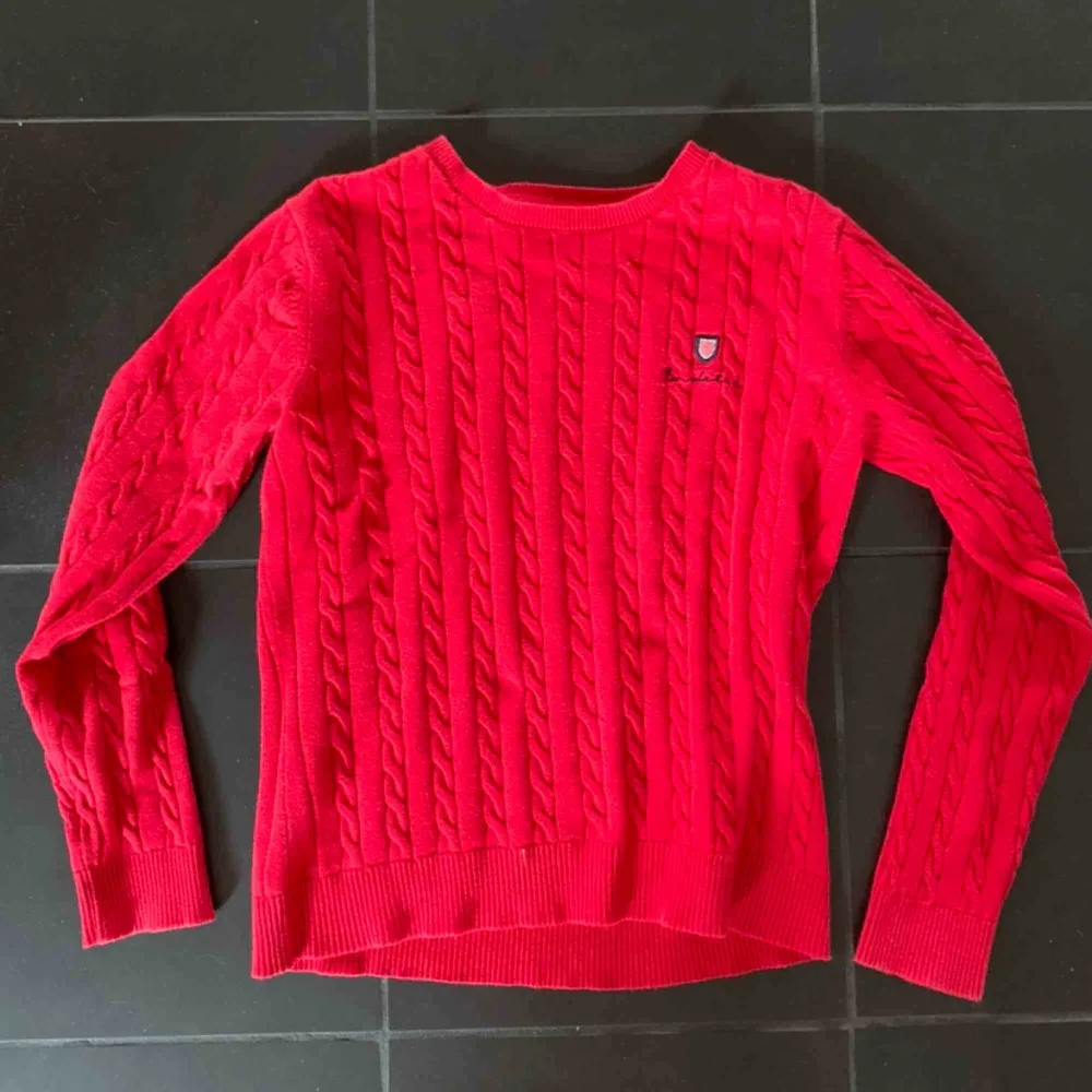 En röd stickad tröja från MQ som används ett fåtal gånger. . Stickat.