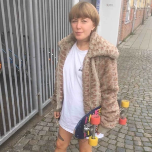  - Asnice fejkpäls som jag tyvärr inte använder längre. Använd men i gott skick! Inköpt för 650 från beyond retro. Kan mötas i Malmö eller Gbg, annars tillkommer frakt. 