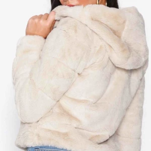 - Beige Pälsjacka med luva  Från Only Använd fåtal gånger men i mycket bra skick Möts upp elr köpare står för frakt💖 
