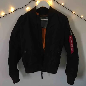  - En populär Alpha Industries jacka! Användes få gånger i somras. Men nu har jag tyvärr växt ur den. Den är i fint skick. Frakt tillkommer. 