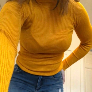  - Gul super skön tröja från Cubus. Oanvänd då det tyvärr är lite liten för mig🥴🥴
