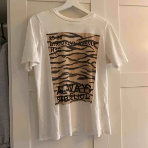  - Snygg basic T-shirt från Gina i xs passar mig som är S💞