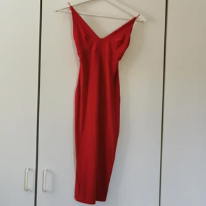 Röd klänning  - Rebecca Stella klänning, insydd i banden då dem var väldigt långa men går att sprätta upp om man vill