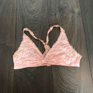  - Fin rosa spets topp från Gina Tricot, fin skärning i ryggen. Frakten är inkluderat i priset. Är storlek m men passar S också