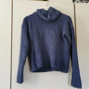 Stickad tröja  - Stickad tröja i mörk blå, turtelneck 