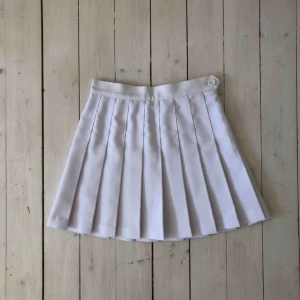 tenniskjol - Superfin tenniskjol från american apparel, köpt här på Plick, tyvärr för liten för mig då jag brukar ligga mellan XS-S.   Köparen betalar frakt, alt upphämtning i Gävle eller Uppsala! 