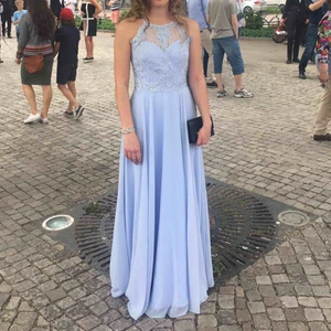  - Superfin ljusblå balklänning från Dressroomlinne. Klänningen är lång i modellen och passar därför även längre personer. Bild1 är på mig och jag är 178cm. Endast använd en gång. Kemtvättad. Nypris: 4500kr.