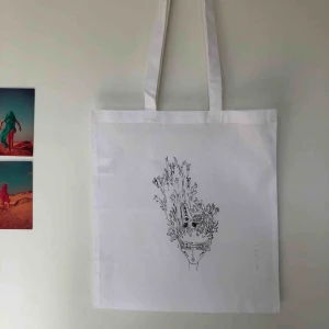  - Denna är en av alla mina handgjorda tryck på tygväskor, kolla på min sida- finns mycket mer. Alla unika och handgjorda. Möts upp i Stockholm, annars tillkommer frakt 📦 