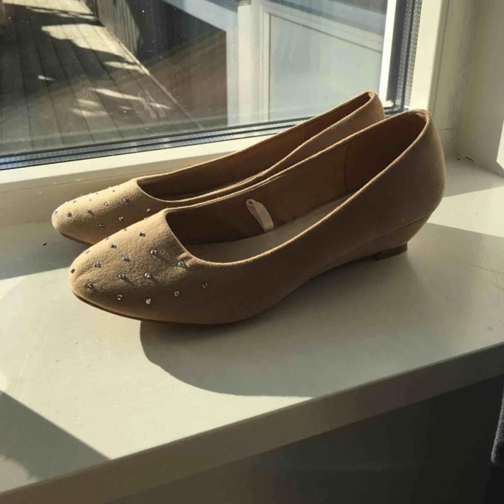 Fina skor i mockaimitation med små stenar på. Använda 1 gång på en skolavslutning.💕 Frakten på 79 kr är inräknad.. Skor.