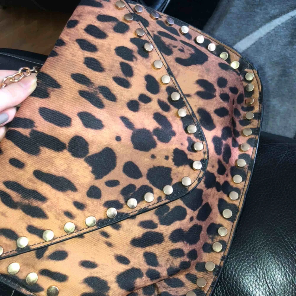 Säljer min leopard mönstrade väska då jag inte använder den mer, den är i nyskick möts upp i Göteborg eller står köparen för frakt . Väskor.