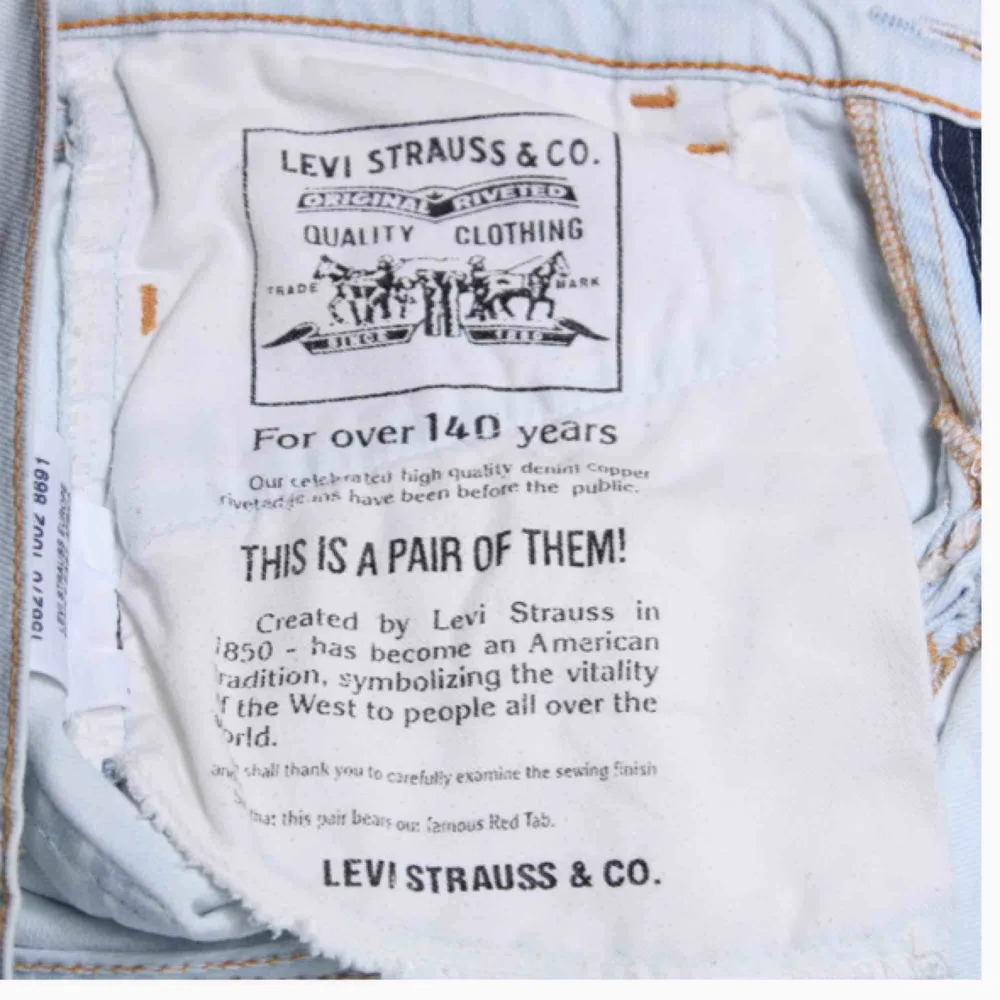 Super snygga vintage Levis jeans! Köpte häromdagen på en secondhand sida, men när jag fick hem dom nu var de för små :-((( 98% bomull, 2% elastan. Midja: 78 cm Innersöm: 74 cm Sidasöm: 100 cm. Jeans & Byxor.