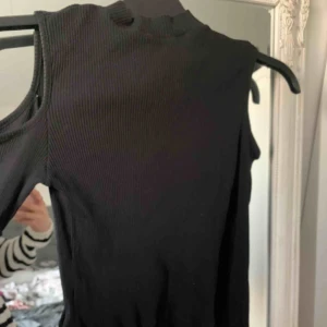  - så fin tröja med dragkedja på ryggen.