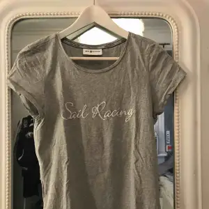 Grå Sail racing t-shirt, använd ca 2 gånger