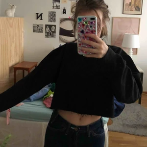  - Croppad sweatshirt från missguided, knappt använd. köparen står för frakten