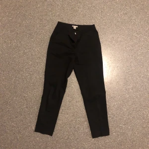  - Kostymbyxor ifrån hm. Passar XS och S  