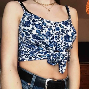 Blommigt linne - Superfint blommigt linne med tunna axelband som är perfekt på sommaren