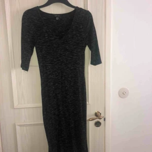  - På mig som är 165 går klänningen ända ner till mina knän, använd nåra gånger, i mycket bra skick, möts upp i Göteborg eller står köparen för frakt 