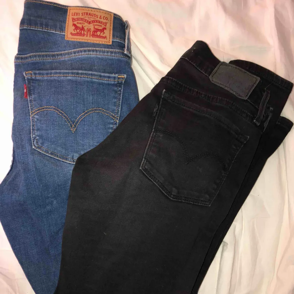 Två par Levis jeans. De blåa är som nya medans de svarta är mer använda men hela! 300kr styck eller 500kr tillsammans💕. Jeans & Byxor.