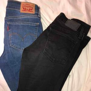 Två par Levis jeans. De blåa är som nya medans de svarta är mer använda men hela! 300kr styck eller 500kr tillsammans💕