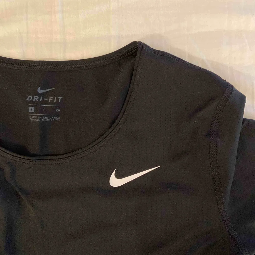 Helt ny tränings t-shirt från Nike PRO   Aldrig använd!!. T-shirts.