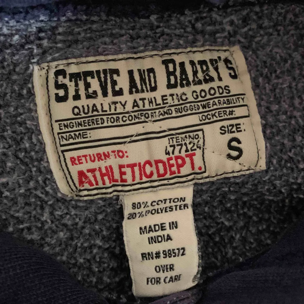 Vintage hoodie med gul text som läser ”Michigan” från Steve and Barry’s. Märket som gjort denna lade ner 2009 så sjukt ovanligt plagg. Bud: 360kr, har ingen budat över dig på 24 timmar = du har vunnit. Hoodies.