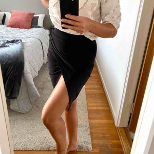  - Svart kjol i mockaimitation från bik bok