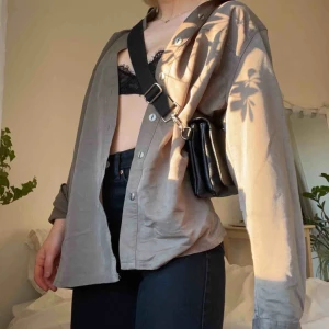  - Grön cool skjorta, passar storlek S-L beroende på hur man vill att den ska sitta å går å styla till mycket💗 Köpare står för frakt. 