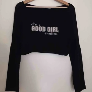  - Crop top aldrig använd. Står S men den kan passa M med. Fint skick och mjuk material 