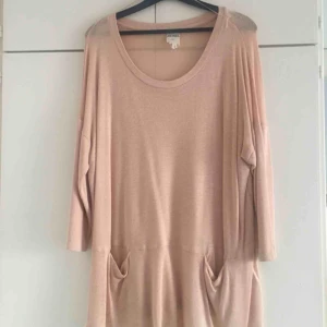  - Sand rosa tunn stickad tröja 💕 Passar bra till våren 😊