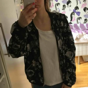  - Tunn jacka som man kan ha både inomhus och utomhus! Har dessutom två fickor! 