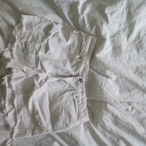 Vita jeansshorts  - Vita jeansshorts med slitningar 
