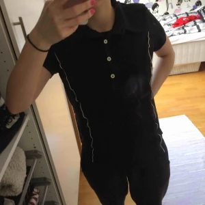  - Supersnygg svart t-shirt med krage! 