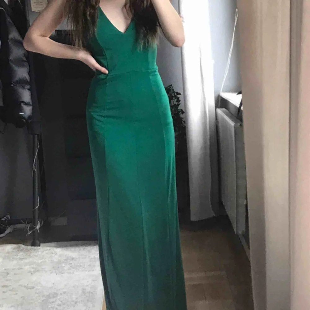 MörkGrön balklänning i storlek S. Sitter så fint!! Jag är 167cm lång och den passar perfekt med klack. Endast använd 1 gång. 300 kr! & Frakt ingår❤️ . Klänningar.