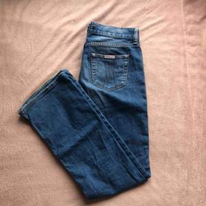 Blåa bootcut jeans med låg midja,super snygga men tyvärr för små för mig. Eftersom dom är försmå är dom knappt använda, så super kvalitet! Köpare står för frakt💘💘