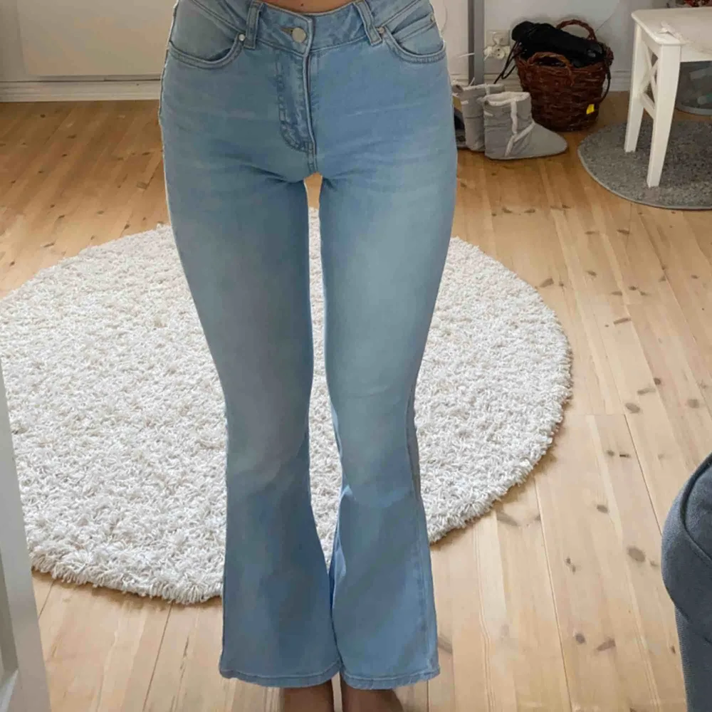 super fina bootcut jeans från Gina! storlek S och super bra skick🥰 du betalar frakten. Jeans & Byxor.