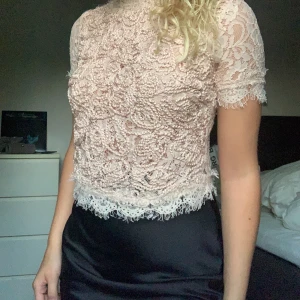 Linne i spets - Säljer det här jättefina spetslinnet från Zara, knappt använd! Den är i storlek XS! Buda från 49kr, säger till när budgivningen slutar! Kontakta mig eller skriv i kommentarsfältet!☺️