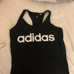 Adidas topp - Ett adidas linne som nästan aldrig är använd. Väldigt skönt och snyggt.