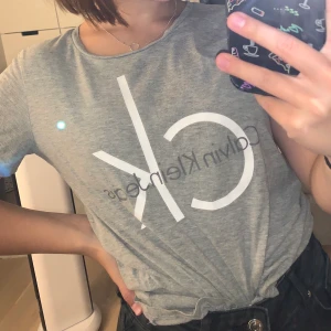 Calvinklein t-shirt - Super fin t-shirt från Calvinklein, inte använd så mkt och bra kvalitet💕